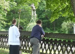 Modlitba u hřbitova