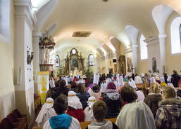 Požehnání koledníkům v kostele