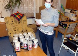 Koordinátorka Tříkrálové sbírky 2021, Jarmila Hyžáková, kontroluje zapečetěné kasičky.