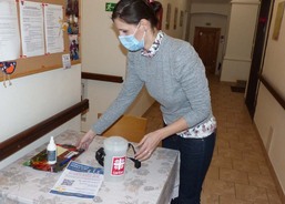 Do kasičky, umístěné v budově Charity Vsetín, můžete přispět ve dnech pondělí až pátek od 8:00 do 15:00 hodin.