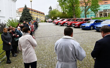 Terénní sociální služby Charity Vsetín v nových vozech (Foto: Radomír Dolanský)