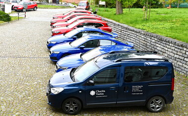 Terénní sociální služby Charity Vsetín v nových vozech (Foto: Radomír Dolanský)