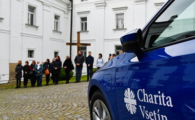 Terénní sociální služby Charity Vsetín v nových vozech (Foto: Radomír Dolanský)