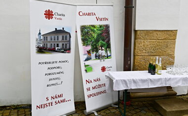 Terénní sociální služby Charity Vsetín v nových vozech (Foto: Radomír Dolanský)