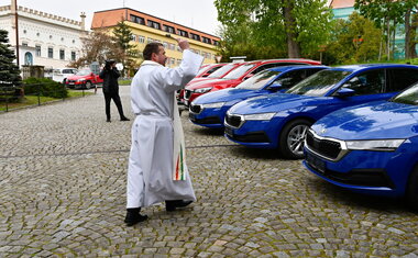 Terénní sociální služby Charity Vsetín v nových vozech (Foto: Radomír Dolanský)