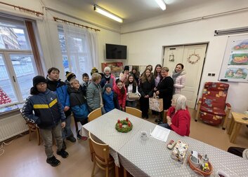 Sedmáci věnovali výtěžek z jarmarku seniorům