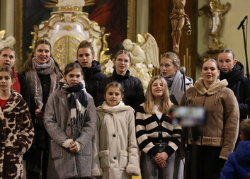 Adventní koncert ZUŠ Kostka potěšil srdce i Charitu Vsetín