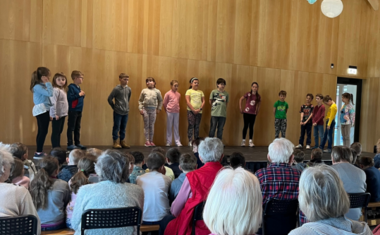 Žáci ZŠ Ratiboř potěšili seniory vystoupením ke Dni matek