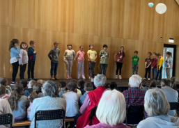 Žáci ZŠ Ratiboř potěšili seniory vystoupením ke Dni matek