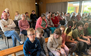 Žáci ZŠ Ratiboř potěšili seniory vystoupením ke Dni matek