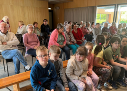 Žáci ZŠ Ratiboř potěšili seniory vystoupením ke Dni matek