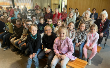 Žáci ZŠ Ratiboř potěšili seniory vystoupením ke Dni matek