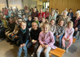 Žáci ZŠ Ratiboř potěšili seniory vystoupením ke Dni matek