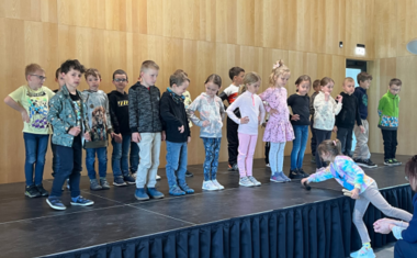 Žáci ZŠ Ratiboř potěšili seniory vystoupením ke Dni matek