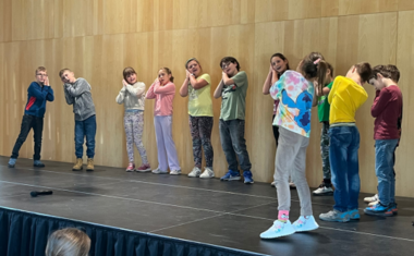 Žáci ZŠ Ratiboř potěšili seniory vystoupením ke Dni matek