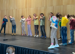 Žáci ZŠ Ratiboř potěšili seniory vystoupením ke Dni matek