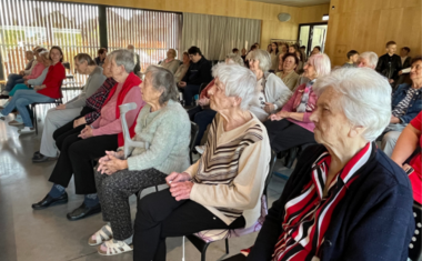 Žáci ZŠ Ratiboř potěšili seniory vystoupením ke Dni matek
