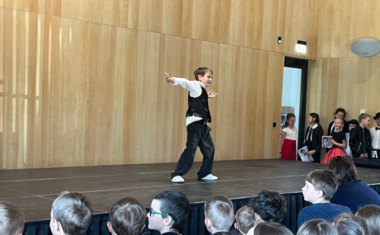 Žáci ZŠ Ratiboř potěšili seniory vystoupením ke Dni matek