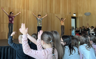 Žáci ZŠ Ratiboř potěšili seniory vystoupením ke Dni matek