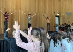 Žáci ZŠ Ratiboř potěšili seniory vystoupením ke Dni matek