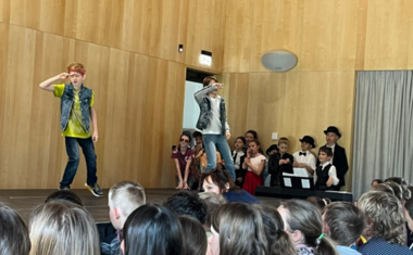 Žáci ZŠ Ratiboř potěšili seniory vystoupením ke Dni matek