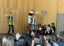 Žáci ZŠ Ratiboř potěšili seniory vystoupením ke Dni matek