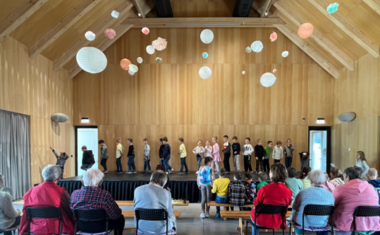 Žáci ZŠ Ratiboř potěšili seniory vystoupením ke Dni matek