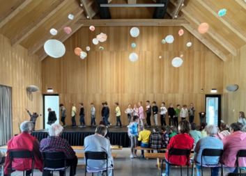 Žáci ZŠ Ratiboř potěšili seniory vystoupením ke Dni matek