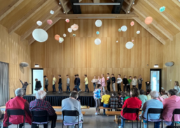 Žáci ZŠ Ratiboř potěšili seniory vystoupením ke Dni matek