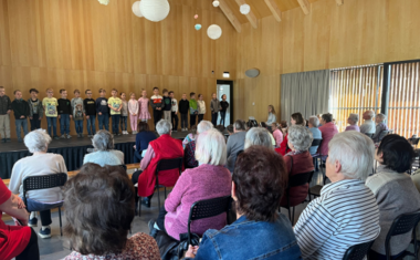 Žáci ZŠ Ratiboř potěšili seniory vystoupením ke Dni matek