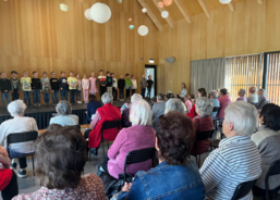 Žáci ZŠ Ratiboř potěšili seniory vystoupením ke Dni matek