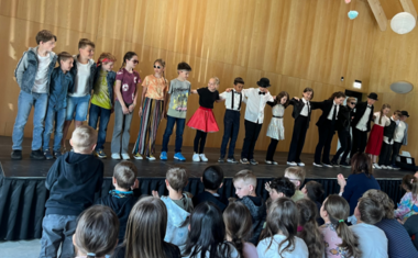 Žáci ZŠ Ratiboř potěšili seniory vystoupením ke Dni matek