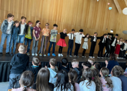 Žáci ZŠ Ratiboř potěšili seniory vystoupením ke Dni matek