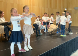 Děti z mateřské školy v Hošťálkové potěšily seniory svým vystoupením