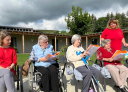 Vystoupení školáčků a návštěva knihovny potěšila seniory ratibořského stacionáře