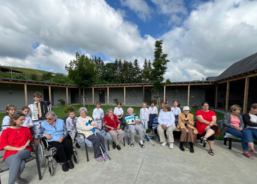 Vystoupení školáčků a návštěva knihovny potěšila seniory ratibořského stacionáře