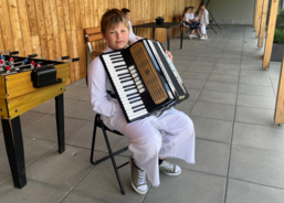 Vystoupení školáčků a návštěva knihovny potěšila seniory ratibořského stacionáře