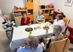 Vystoupení školáčků a návštěva knihovny potěšila seniory ratibořského stacionáře