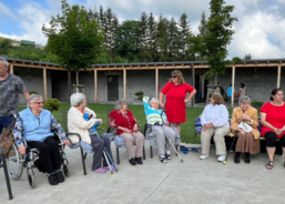 Vystoupení školáčků a návštěva knihovny potěšila seniory ratibořského stacionáře