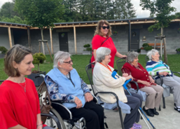 Vystoupení školáčků a návštěva knihovny potěšila seniory ratibořského stacionáře