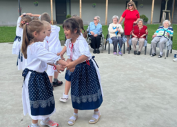 Vystoupení školáčků a návštěva knihovny potěšila seniory ratibořského stacionáře