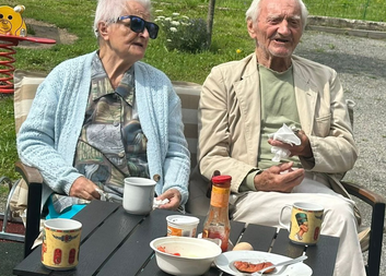 Opékání špekáčků ve stacionáři