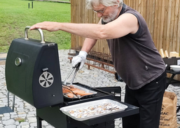 Opékání špekáčků ve stacionáři