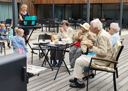 Opékání špekáčků ve stacionáři