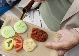 Opékání špekáčků ve stacionáři