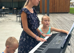 Opékání špekáčků ve stacionáři