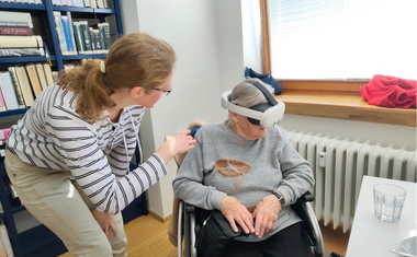 Senioři ze stacionáře navštívili Masarykovu veřejnou knihovnu