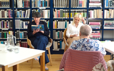 Senioři ze stacionáře navštívili Masarykovu veřejnou knihovnu