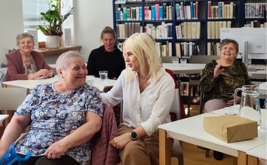 Senioři ze stacionáře navštívili Masarykovu veřejnou knihovnu